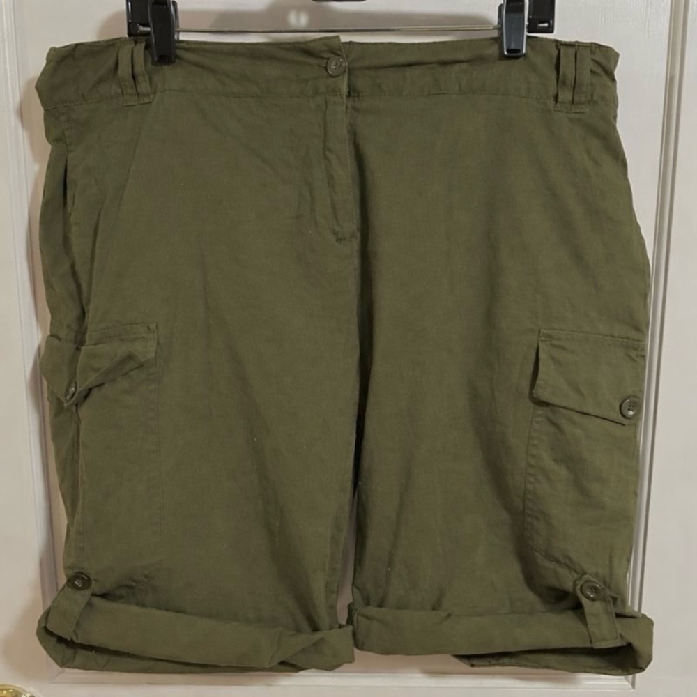 Ellos Women’s Plus Olive Green Army Green Convertible Cargo Shorts 18W.